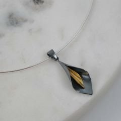 İren Çiçek Şeklinde Uçlu İp Zincirli Gümüş Kolye