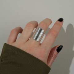 Helen Parlak ve Çizgili Uzun Gümüş Yüzük